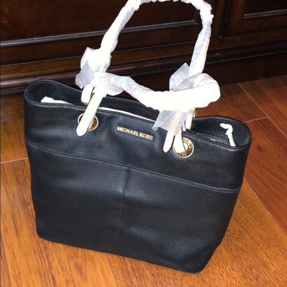 Michael Kors Handbags - NWT Authentic Michael Kors purse.